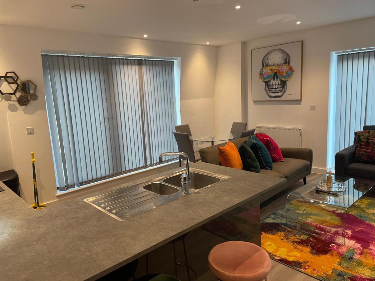 Lovely 2 Bed Apartment With Parking London Exterior photo